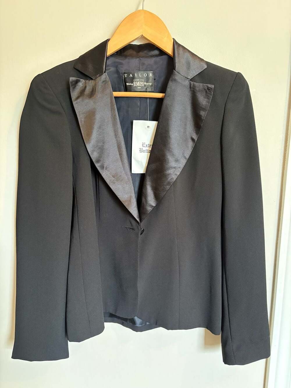 B. Moss Tailor Clothing Company Women's Black Satin Shawl Collar Tuxedo Blazer S